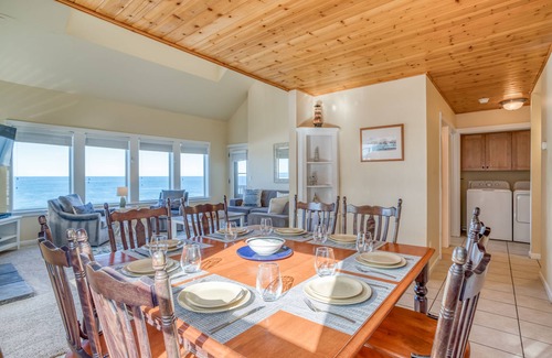 Lincoln Beach House | Oceanfront Bella Beach Beauty Has Panoramic Views, Spa Tub, Foosball and More!
