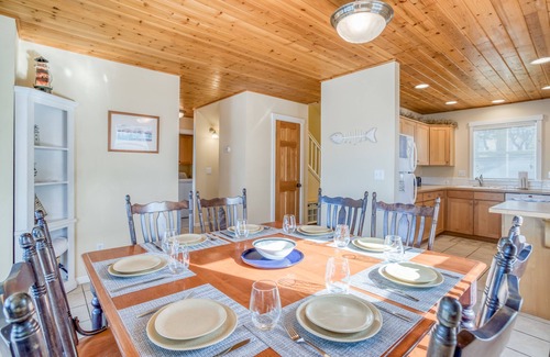 Lincoln Beach House | Oceanfront Bella Beach Beauty Has Panoramic Views, Spa Tub, Foosball and More!
