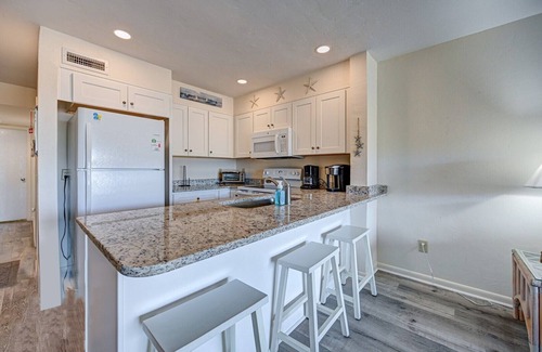 Surf City Condo | Oceanfront Complex with Pool