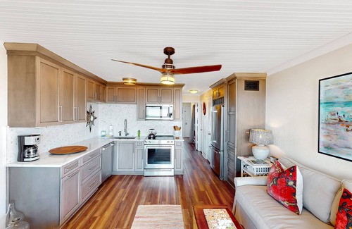Isle of Palms Condo | Oceanfront Condo with Private Balcony!