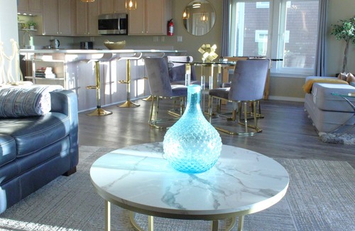 Long Beach Apartment | Oceanfront Designer Retreat: 2 Masters, KING Bed!