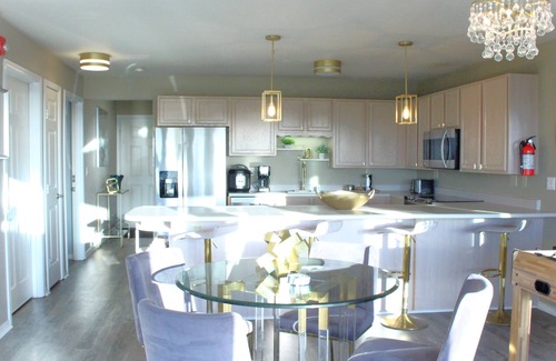 Long Beach Apartment | Oceanfront Designer Retreat: 2 Masters, KING Bed!