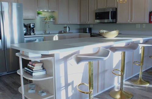 Long Beach Apartment | Oceanfront Designer Retreat: 2 Masters, KING Bed!