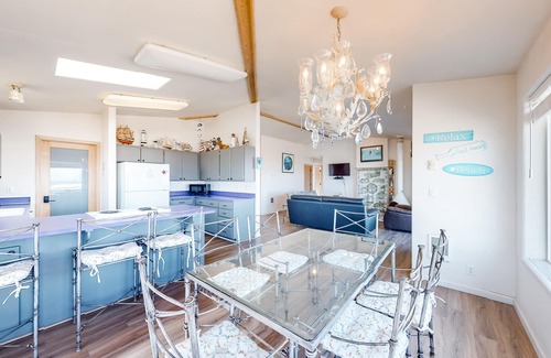 Yachats House | Oceanfront, Dog-Friendly Home w/Jetted Tub, Beach Access & Sweeping Views