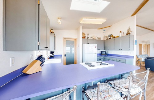 Yachats House | Oceanfront, Dog-Friendly Home w/Jetted Tub, Beach Access & Sweeping Views