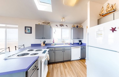 Yachats House | Oceanfront, Dog-Friendly Home w/Jetted Tub, Beach Access & Sweeping Views
