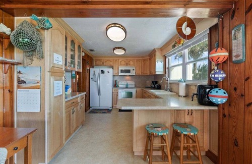 Painters Hill House | Oceanfront Escape w/Private Beach Access & Views! Sleeps 8.