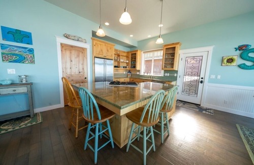 Lincoln Beach House | Oceanfront Escape. Cozy & Modern Beach House. Sleeps 10