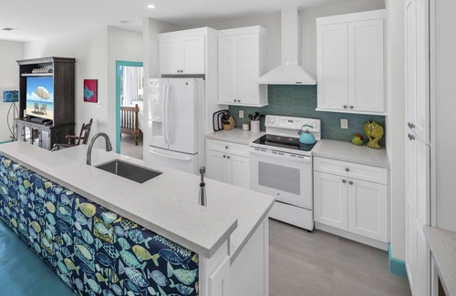 Marathon House | Oceanfront Family Retreat - Stunning Views Lindsay Landing! Beach/Pool Access!