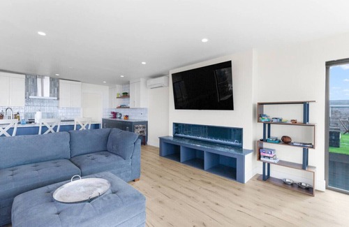 Rockaway Beach House | Oceanfront Getaway w/Stunning Views & Soaking Tub