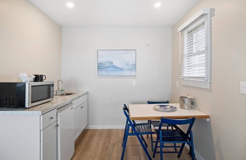 Falmouth Apartment | Oceanfront Getaway | 2 Double Beds & Kitchenette