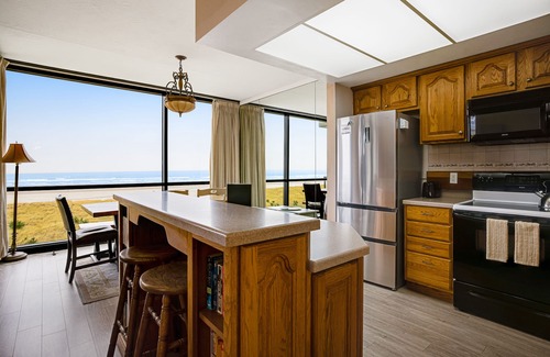 Seaside Condo | Oceanfront getaway with amazing views & beach access - close to everything