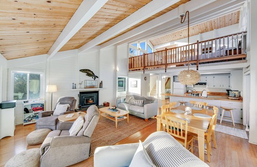 Gualala House | Oceanfront home close to town w/stunning views, WiFi, & fireplace - 1 dog OK