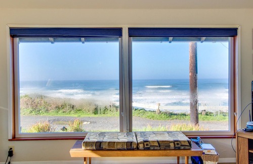 Newport House | Oceanfront Home with Ocean Views - Walking Distance to Eateries and Shops