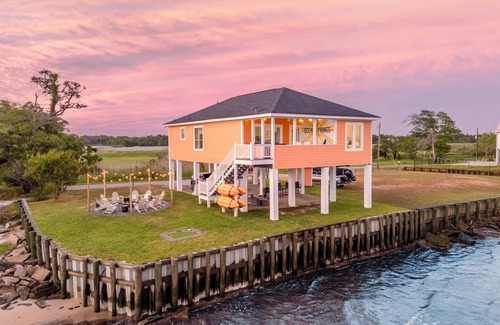 Ocean Springs House | Oceanfront, Hot tub, Firepit, Kayaks, Dog-Friendly