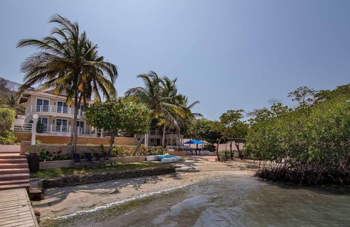 Bocachica House | Oceanfront house in Baru with private beach, swimming pool and 6 rooms