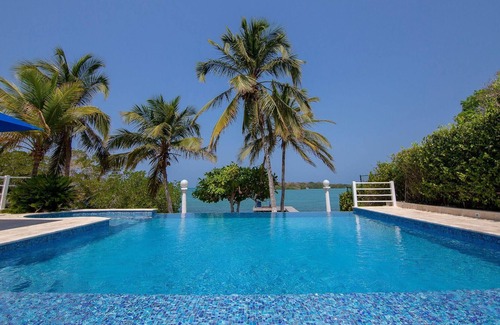 Bocachica House | Oceanfront house in Baru with private beach, swimming pool and 6 rooms