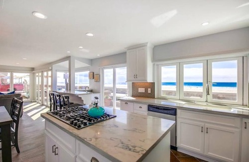 Central Mission Beach Condo | Oceanfront Luxury, Large Patio, All Glass, Garage
