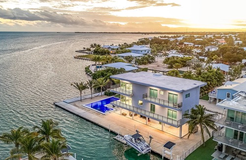 Marathon House | Oceanfront Luxury Mansion, Dock, Pool&Spa, Kayaks