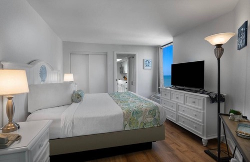 Myrtle Beach Hotel | Oceanfront Luxury King Efficiency: w/Breakfast