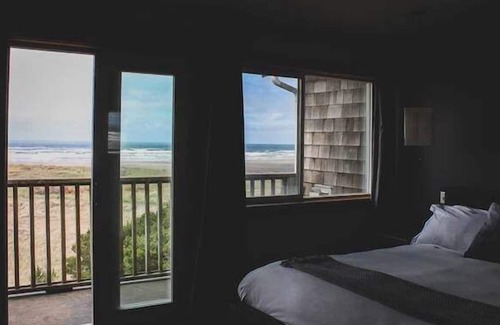 Long Beach Hotel | Oceanfront Oasis: Long Beach Retreat Near Discovery Trail! Pets Allowed, Pool.