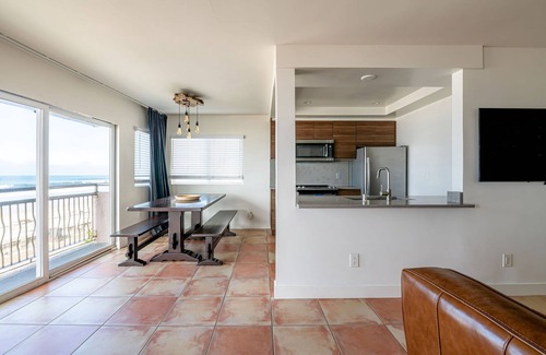 Mission Beach Apartment | Oceanfront Oasis: Step from Your Door to the Sand in San Diego