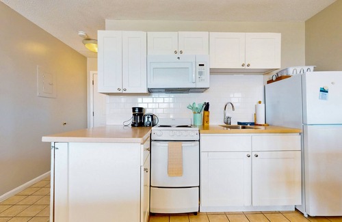 North Truro Apartment | Oceanfront oasis with kitchenette, bay-view patio & AC - dog-friendly