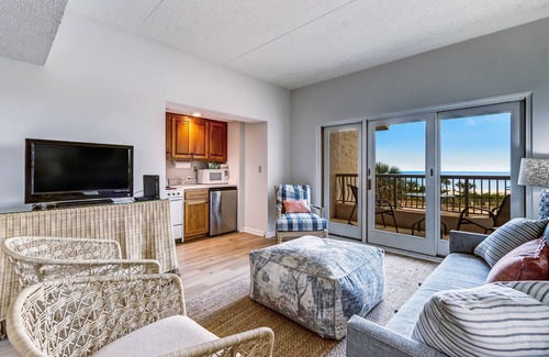 American Beach Apartment | Oceanfront, Poolside efficiency