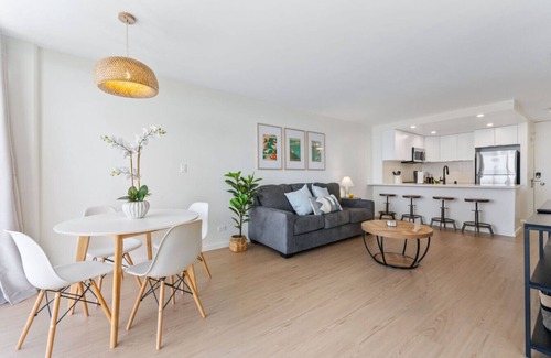 Waikiki Apartment | *Oceanfront Renovated Getaway in Waikiki