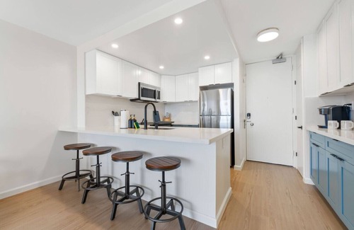 Waikiki Apartment | *Oceanfront Renovated Getaway in Waikiki