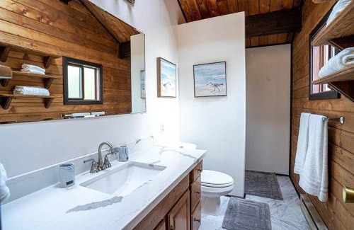 Longbranch House | Oceanfront Retreat, Mount Rainier, King bed, Games