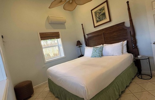 Kahana Bed & Breakfast | Oceanfront Royal Suite | Steps to Beach w. BBQ & Free Parking | Free Breakfast