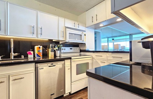 Diamond Head - Kapahulu - St. Louis Condo | Oceanfront Spacious Condo Sleeps 3 Stunning Ocean, Tropical Beach and Bay Views