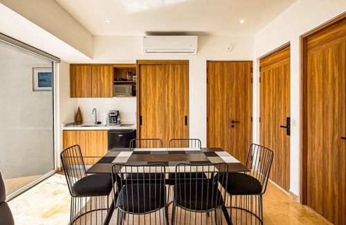 Las Glorias Apartment | Oceanfront studio with private balcony, rooftop infinity pool & gym