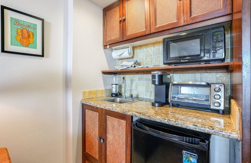 Wailua Apartment | Oceanfront Studio with AC | King Bed | Pool Access