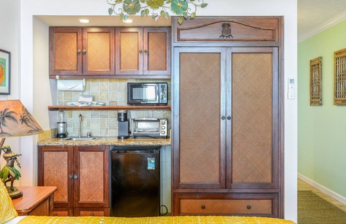 Wailua Apartment | Oceanfront Studio with AC | King Bed | Pool Access