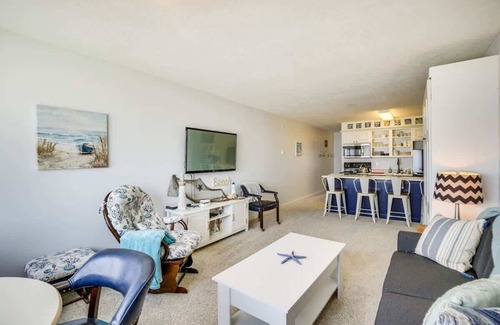 Lincoln City Condo | Oceanfront Suite - Top Floor - Pool and Sauna - Sleeps 6!