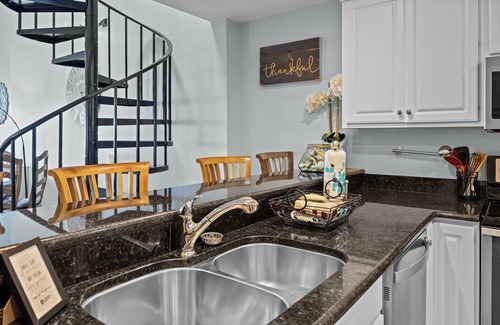 Isle of Palms Condo | Oceanfront Top Floor Villa, Large Balcony, & Community Pool in Wild Dunes!
