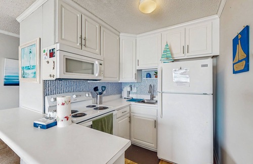 Sneads Ferry Condo | Oceanfront Topsail Reef condo with fast AC & WiFi - beach access & tennis