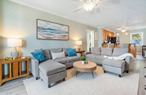 McCutcheon Field Condo | Oceanfront Condo with Private Balcony + Linens Provided for a Relaxing Stay