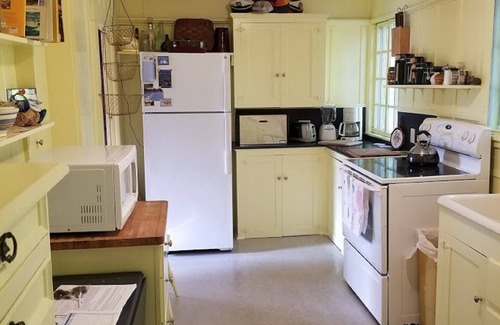 Boothbay Harbor Cottage | Oceanfront Juniper Point Cottage with dock, screened porch, close boat traffic
