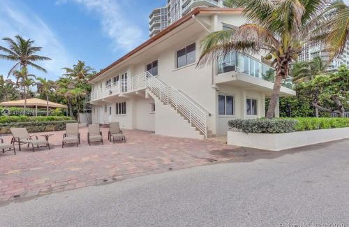 Hollywood House | Oceanfront Villa On Semi-Private Holywood Beach
