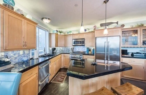 Depoe Bay Condo | Oceanfront, Whales & Hot Tub - The Pointe