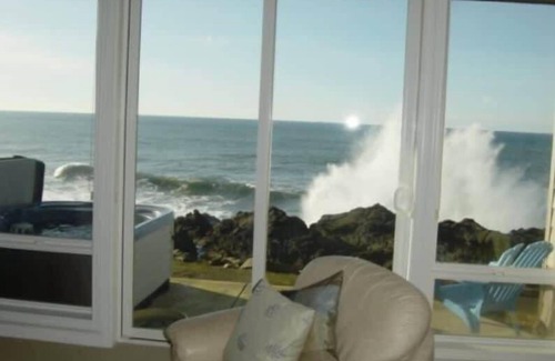 Depoe Bay Condo | Oceanfront, Whales & Hot Tub - The Pointe