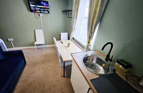 Southsea Apartment | OceanNest-3 Bedroom Apartment free parking, EV 22kW
