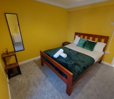 Southsea Apartment | OceanNest-3 Bedroom Apartment free parking, EV 22kW