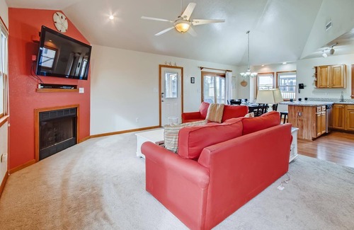 Waves House | Oceanside Beach House w/Hot Tub, Game Room, Outdoor Games, Close to the Beach!