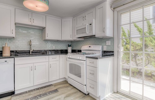 Peahala Park House | Oceanside Charm! n2025 UPDATE! BRAND NEW CENTRAL AC AND ANDERSON WINDOWS!