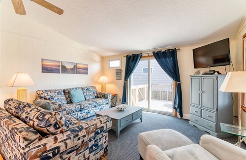 Ocean Isle Estates House | Oceanside cottage just a short walk to the beach with a community pool!
