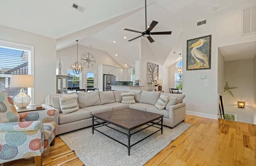 Duck House | Oceanside Duck Retreat w Pool, Spa, Mins to Beach!